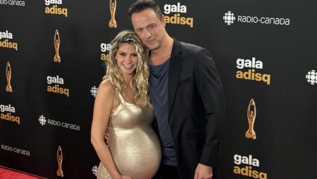 Étienne Drapeau et sa blonde enceinte de plusieurs mois passent sur le tapis rouge de l’ADISQ