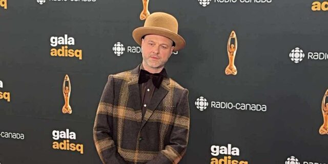 Pierre Lapointe défile sur le tapis rouge à l’ADISQ et c’est quelque chose