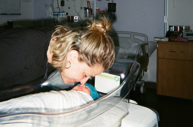 Sarah-Jeanne Labrosse partage une rare photo de son bébé