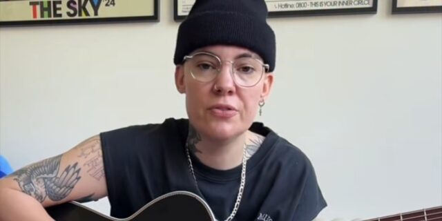 Roxane Bruneau dévoile son tatouage dans le cou juste avant Noël