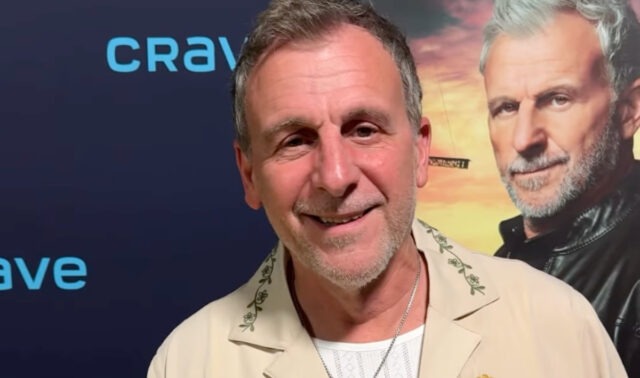 Patrick Huard défile sur le tapis rouge avec un serpent