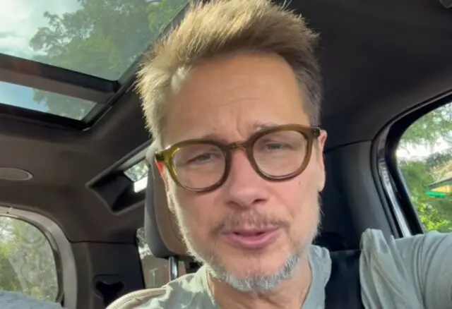 Stéphane Rousseau adresse un message au public après son photoshoot avec sa blonde