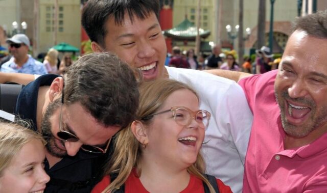 Joël Legendre publie de rares photos avec son amoureux et leurs filles