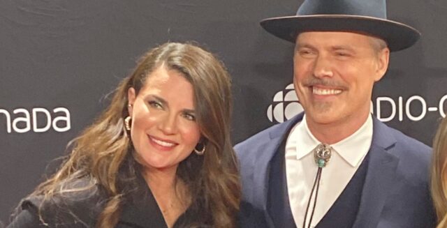 Jean-François Breau fait réagir avec son nouveau look sur le tapis rouge avec Marie-Ève Janvier