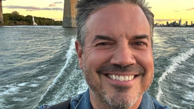 Charles Lafortune est en voyage loin du Québec et partage une photo sur la plage