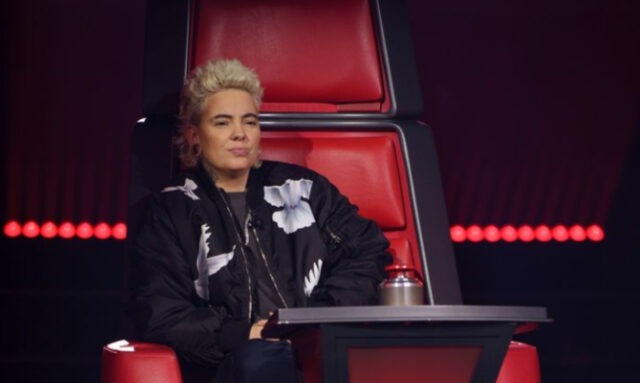 La coach Roxane Bruneau partage une photo de sa nouvelle coupe de cheveux très courte Roxane bruneau la voix