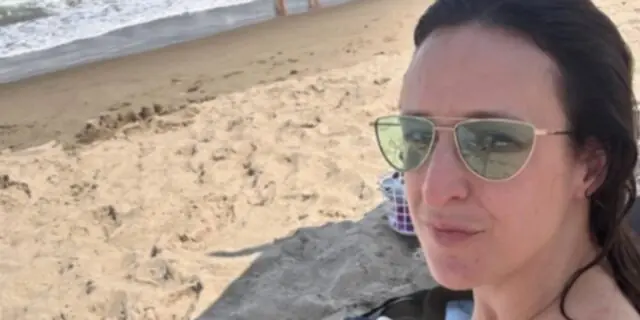 En voyage, Anne-Élisabeth Bossé change de look et elle montre le résultat