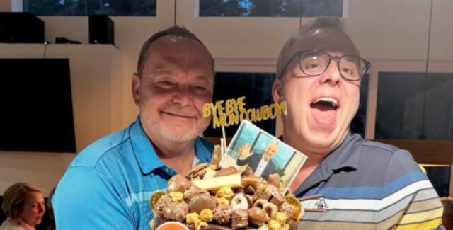 Gino Chouinard montre l’immense gâteau qu’il a reçu après son départ de Salut Bonjour gino chouinard gateau