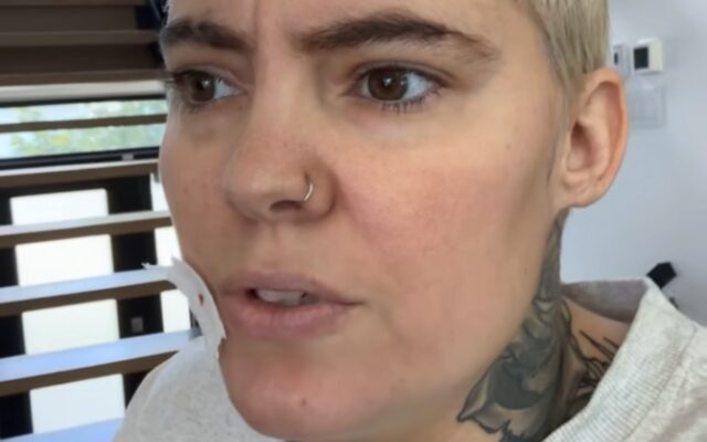 Roxane Bruneau demande l’aide du public pendant sa séance de tatouage qui ne se passe pas comme prévue