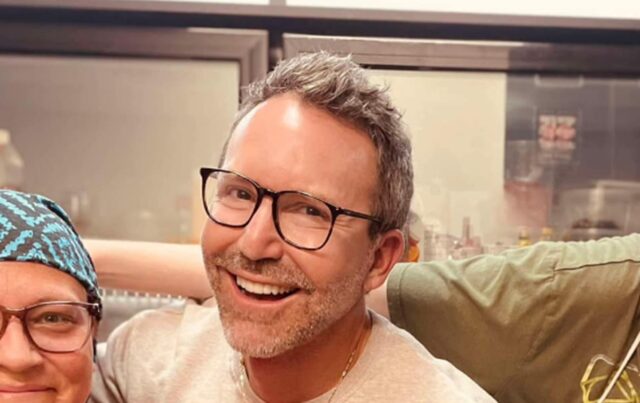 En pleines vacances, Éric Salvail pose avec des fans et les réactions sont nombreuses