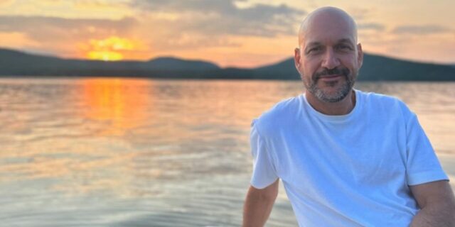 Martin Matte dévoile l’identité de sa blonde avec ses photos loin de Montréal