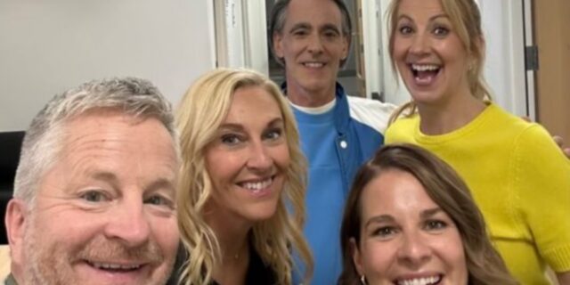 Mélanie Maynard publie une photo avec tous les invités des Enfants de la télé