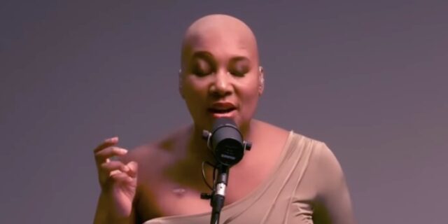 À la suite du décès de Mélanie Renaud, son frère lui rend un dernier hommage