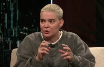 Roxane Bruneau fait un message vidéo en train de parler en allemand