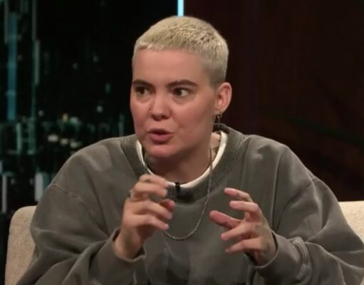 Roxane Bruneau fait un message vidéo en train de parler en allemand