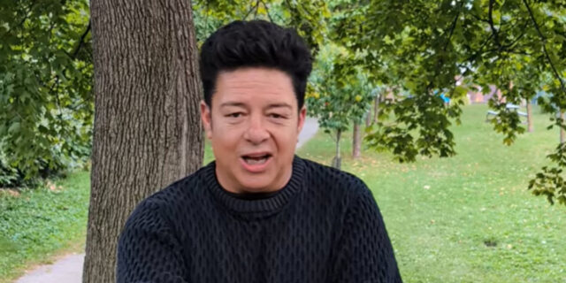 Pour ses 55 ans, Éric Lapointe est au sommet de sa forme dans une nouvelle vidéo