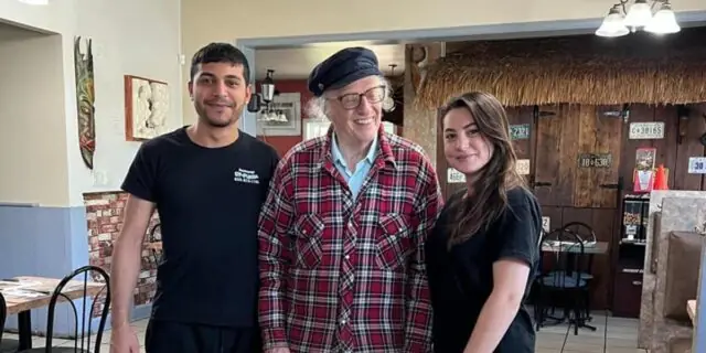 Gilles Vigneault publie une photo à 95 ans et il semble en pleine forme gilles vigneault restaurant employés
