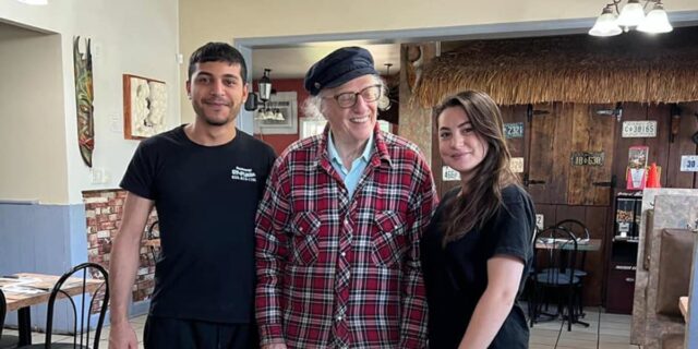 Gilles Vigneault publie une photo à 95 ans et il semble en pleine forme gilles vigneault restaurant employés