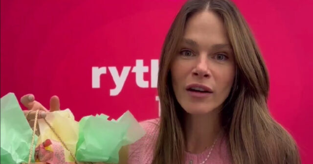 Maripier Morin fait un cadeau à Marie-Ève Janvier pour la première de leur émission animatrice-maripier-morin