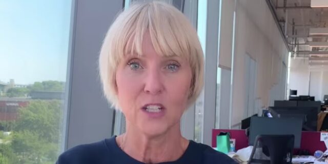 En deuil, Penelope McQuade sort et envoie un message à son collègue Herby Moreau