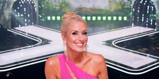 Anouk Meunier porte une robe rose ouverte à Chanteurs masqués et ça fait réagir