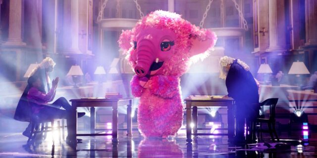 On sait maintenant qui se cachait sous le costume de Bébé Mammouth dans Chanteurs masqués bebe mammouth chanteur masque