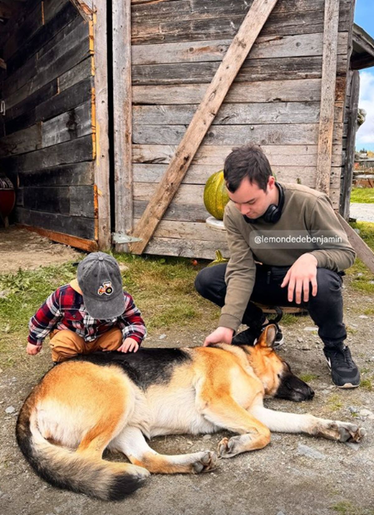 benjamin gratton et son petit frere avec un chien