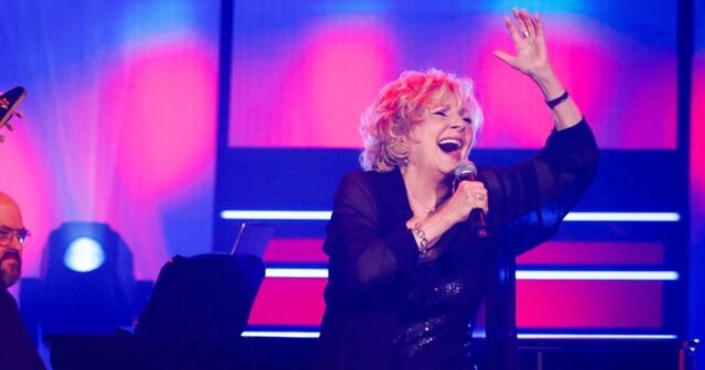 France Castel brise un record historique à En direct de l’univers