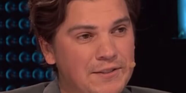 Vincent Vallières fait craquer Ludovick Bourgeois sur le plateau de En Direct de l’Univers