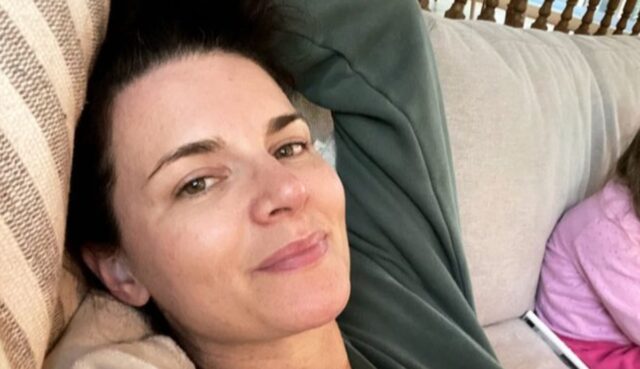 Marie-Ève Janvier montre toutes les photos de son bureau rénové Marie-eve janvier