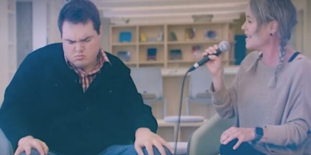 En direct de l’univers : Mathis Lafortune fait une prestation musicale pour sa maman