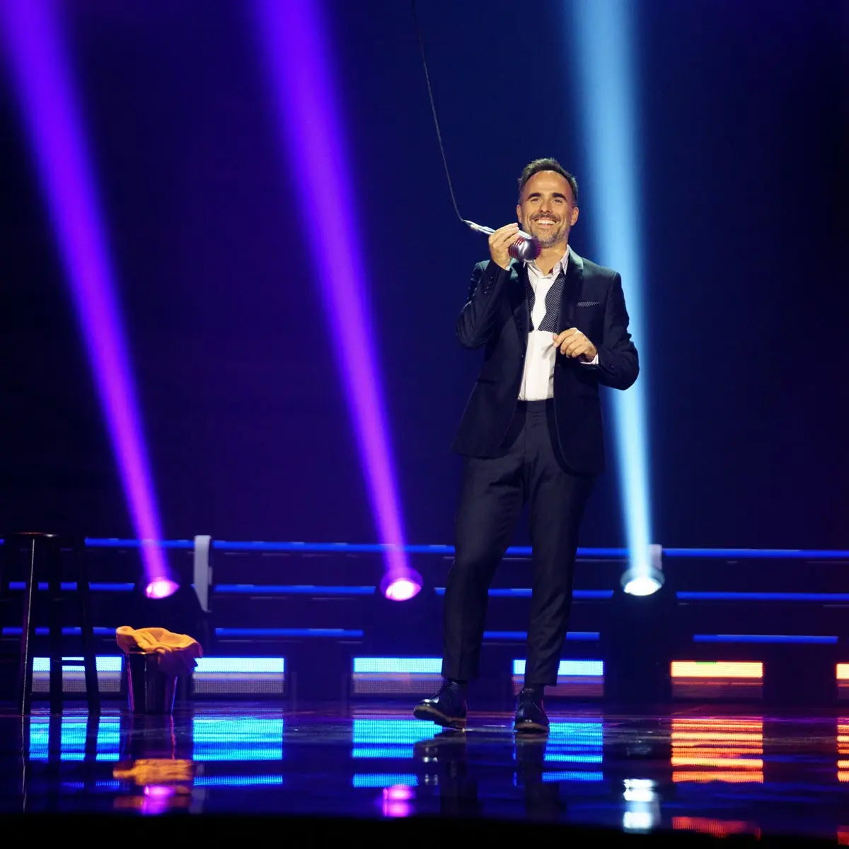 sebastien benoit look chanteurs masqu&eacute;s noeud papillon