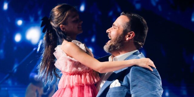 Antoine Bertrand se fait surprendre par une jeune comédienne à En direct de l’univers antoine bertrand mlle bottine en direct de l'univers