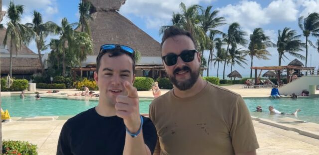 Benjamin Gratton dévoile le gâteau qu’il a reçu pour ses 24 ans