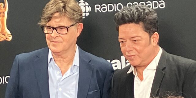 Éric Lapointe défile sur le tapis rouge du gala l’ADISQ et il semble tellement heureux