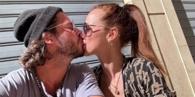 Karine Vanasse est en couple et présente son nouveau chum