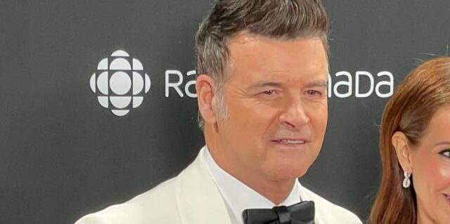 Roch Voisine et son accompagnatrice font réagir sur le tapis rouge de l’ADISQ 2024 roch voisine adisq