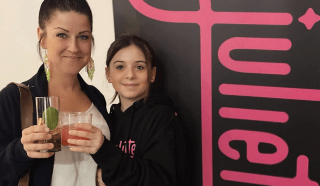 La fille de Marie-Élaine Thibert pose avec une comédienne de STAT Marie-Élaine-Thibert-et-Marie-Félix
