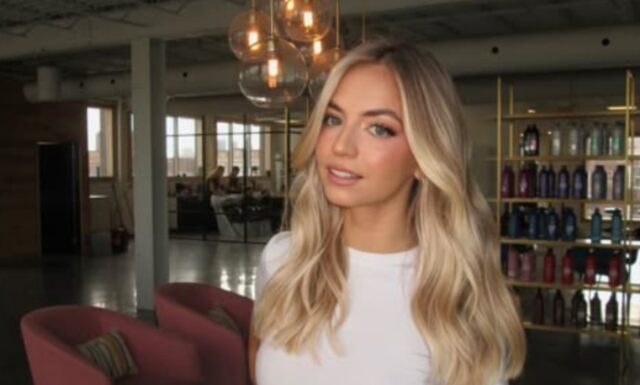 Ludivine Reding montre son look au party de Noël et c’est quelque chose