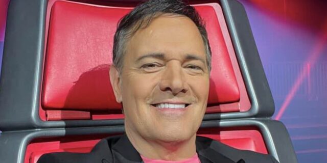 L’équipe d’En direct de l’univers s’adresse à Mario Pelchat avant son émission de samedi