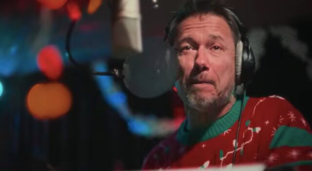 Stéphane Rousseau fait réagir en chantant une chanson de Noël