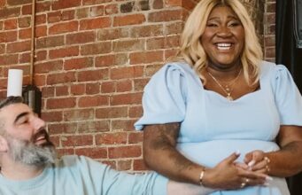 Mélissa Bédard montre son look de spectacle pour les fêtes et ça fait réagir mélissa bédard et karl shower