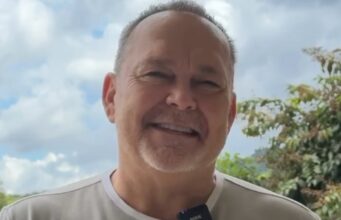 Jean-Michel Anctil partage plusieurs photos avec sa blonde pour une occasion spéciale