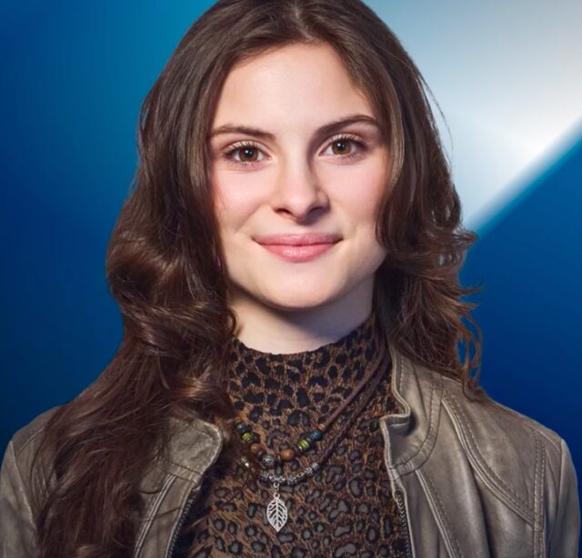 Mia Tinayre vient de graduer du secondaire et elle partage une photo de la cérémonie