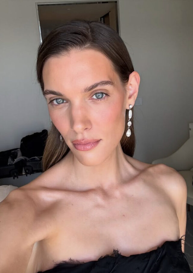 La chanteuse Charlotte Cardin pose avec un top transparent et plusieurs parlent d’un point précis Charlotte Cardin-festival