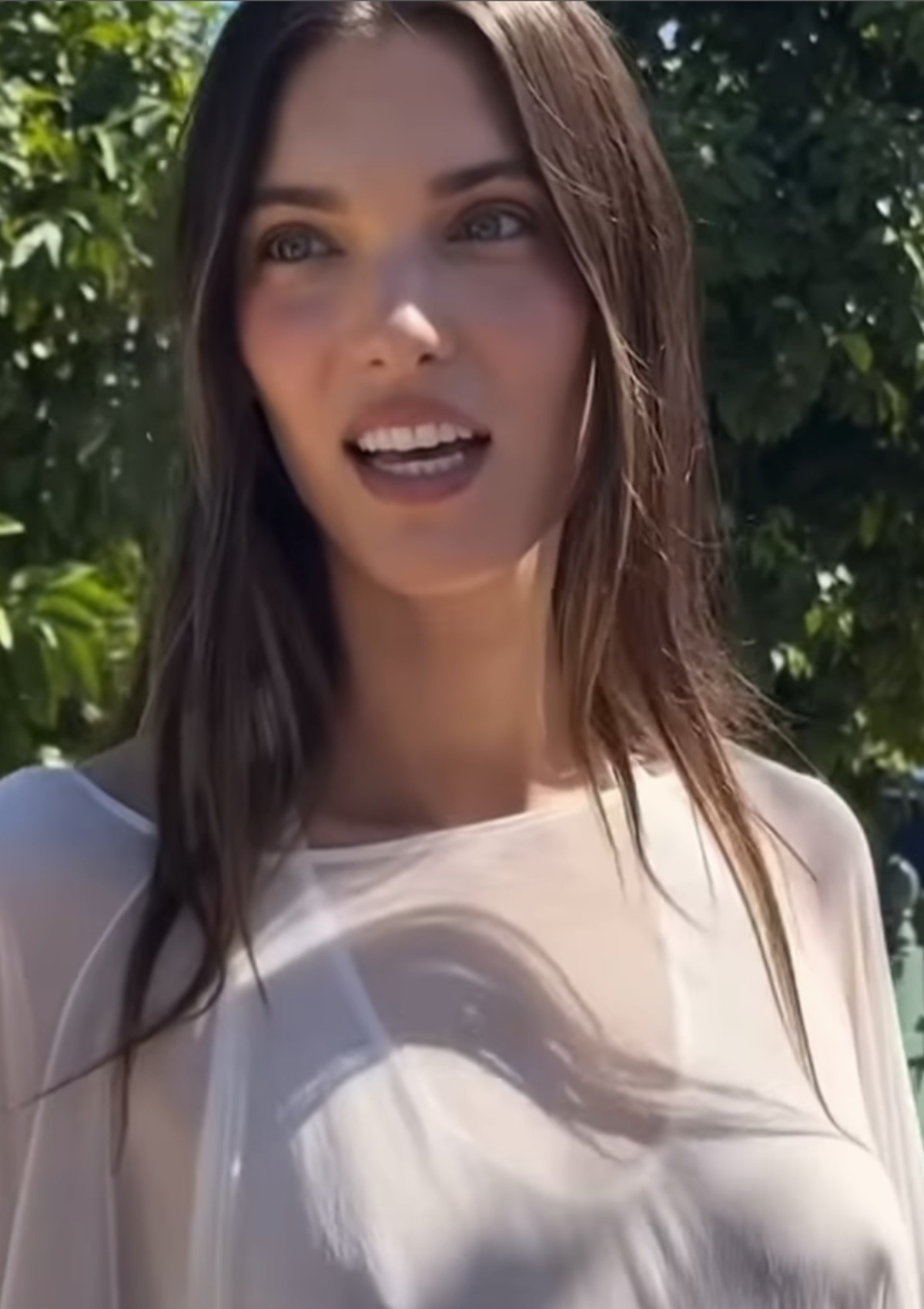 Charlotte Cardin-robe blanche