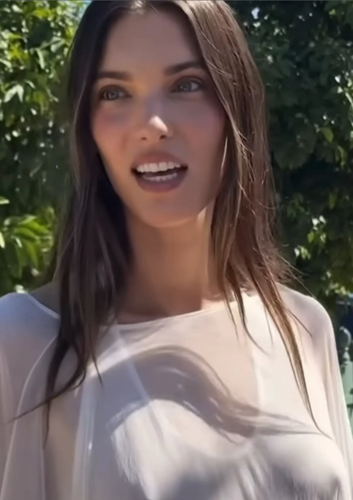 Charlotte Cardin-robe blanche