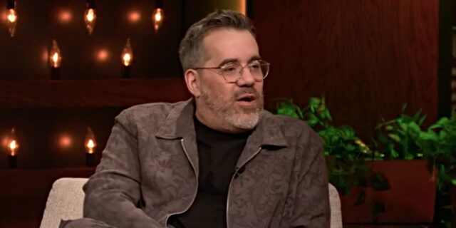 Quelques heures avant sa dernière émission, Jean-Sébastien Girard montre le cadeau qu’il a reçu