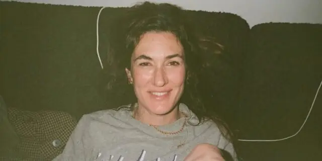 Karine Gonthier-Hyndman partage de rares photos et montre son ventre de femme enceinte