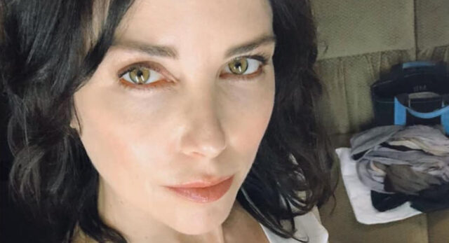 Maxim Roy fait réagir avec une splendide robe noire sur le tapis rouge